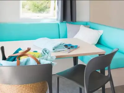 Coin salon dans l'établissement Mobil-home avec Terrasse, 4 Couchages, 2 Chambres - API-1-52-1413