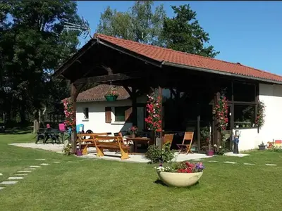 Jardin de l'établissement Mobil-home 2 personnes avec terrasse - API-1-52-1406
