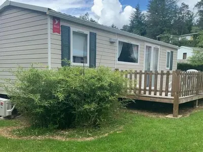 Jardin de l'établissement Mobil-home Confort pour 6 pers. à Chazelles-sur-Lyon - API-1-52-1666