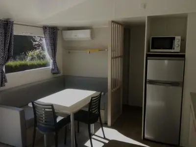 Cuisine ou kitchenette dans l'établissement Mobil-home Confort pour 6 pers. à Chazelles-sur-Lyon - API-1-52-1666