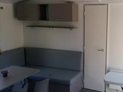 Coin salon dans l'établissement Mobil-home Confort pour 6 pers. à Chazelles-sur-Lyon - API-1-52-1666