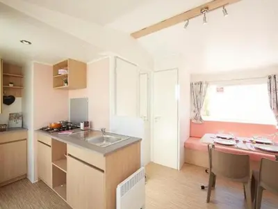 Cuisine ou kitchenette dans l'établissement Charmant Mobil-home 4 Pers avec Terrasse à Chazelles-sur-Lyon - API-1-52-1693