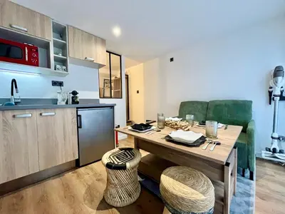 Cuisine ou kitchenette dans l'établissement Le Studio