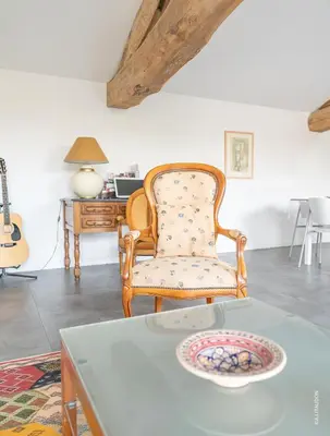 Coin salon dans l'établissement Converted Stone Wine Cellar Home - Beaujolais