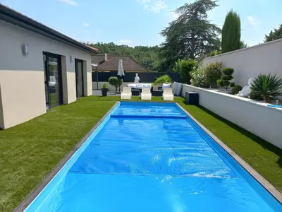 Piscine de l'établissement SPLENDIDE VILLA AVEC PISCINE Gleizé ou située à proximité