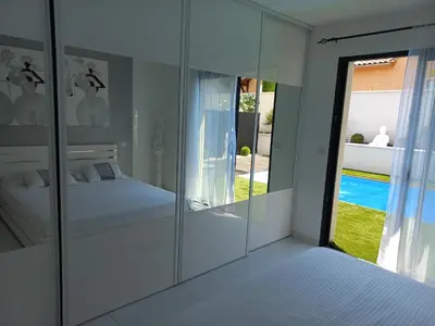 Un ou plusieurs lits dans un hébergement de l'établissement SPLENDIDE VILLA AVEC PISCINE Gleizé