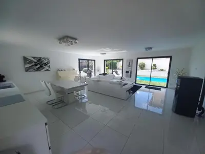 Télévision ou salle de divertissement dans l'établissement SPLENDIDE VILLA AVEC PISCINE Gleizé