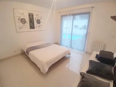 Un ou plusieurs lits dans un hébergement de l'établissement SPLENDIDE VILLA AVEC PISCINE Gleizé