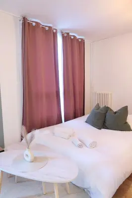 Un ou plusieurs lits dans un hébergement de l'établissement Studio avec parking privé à 8 min du tram