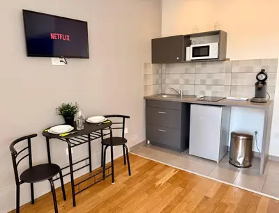 Cuisine ou kitchenette dans l'établissement Le Vert Luizet - Lumineux, Wifi, TV connectée