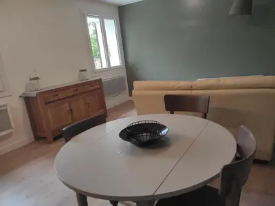 Coin salon dans l'établissement Saint Denis en bugey proche de la CNPE Appartement rénové en rez de chaussée