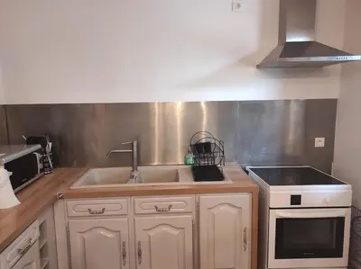 Cuisine ou kitchenette dans l'établissement Saint Denis en bugey proche de la CNPE Appartement rénové en rez de chaussée