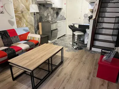 Cuisine ou kitchenette dans l'établissement Maison Le 22' Lyon Express - A proximité de la La Plaine de l'Ain