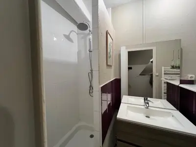 Salle de bains dans l'établissement Maison Le 22' Lyon Express - A proximité de la La Plaine de l'Ain