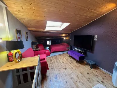 Télévision ou salle de divertissement dans l'établissement Maison Le 22' Lyon Express - A proximité de la La Plaine de l'Ain