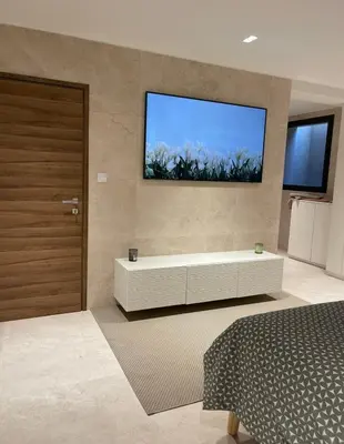 Télévision ou salle de divertissement dans l'établissement Villa Adam