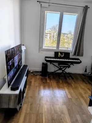 Télévision ou salle de divertissement dans l'établissement Chambre spacieuse TV Oled, proche Tête d'or