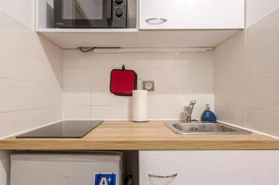 Cuisine ou kitchenette dans l'établissement Sunny Dream - Centre Lyon, idéal visite ou travail, Wifi, métro à 120 mètres
