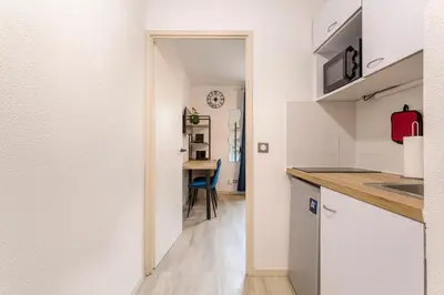 Cuisine ou kitchenette dans l'établissement Sunny Dream - Centre Lyon, idéal visite ou travail, Wifi, métro à 120 mètres