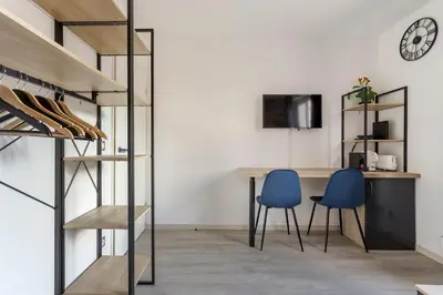 Télévision ou salle de divertissement dans l'établissement Sunny Dream - Centre Lyon, idéal visite ou travail, Wifi, métro à 120 mètres