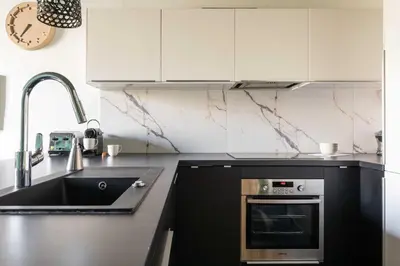 Cuisine ou kitchenette dans l'établissement DIFY Art Déco - Charpennes