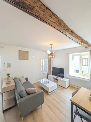 Télévision ou salle de divertissement dans l'établissement La Tour - Appartement rénové, calme et confortable