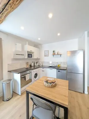 Cuisine ou kitchenette dans l'établissement La Tour - Appartement rénové, calme et confortable