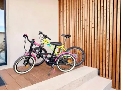 Vélo sur le terrain de l'établissement Au Tempo Beaujolais ou dans les environs