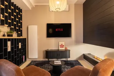 Télévision ou salle de divertissement dans l'établissement Host Inn Velvy Suite