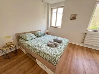 Un ou plusieurs lits dans un hébergement de l'établissement Spacious 1 bedroom apartment - Free parking around