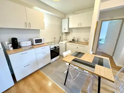 Cuisine ou kitchenette dans l'établissement Spacious 1 bedroom apartment - Free parking around