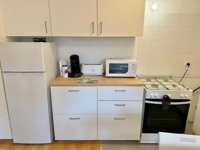 Cuisine ou kitchenette dans l'établissement Spacious 1 bedroom apartment - Free parking around