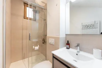 Salle de bains dans l'établissement Le Petit Canut - T1 sous les toits avec vue