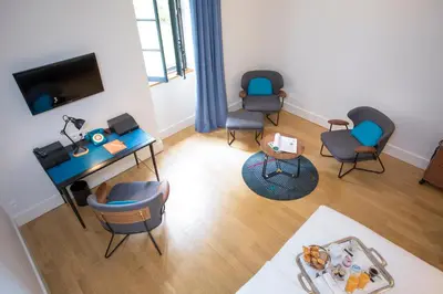 Télévision ou salle de divertissement dans l'établissement Fourvière Hôtel