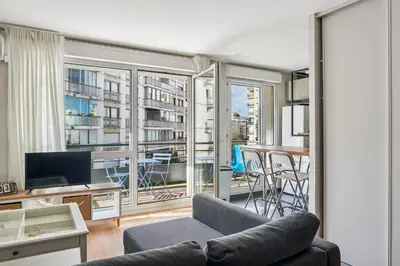 Télévision ou salle de divertissement dans l'établissement Superbe apt Lyon 8ème Terrasse parking privé
