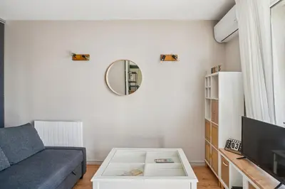 Télévision ou salle de divertissement dans l'établissement Superbe apt Lyon 8ème Terrasse parking privé