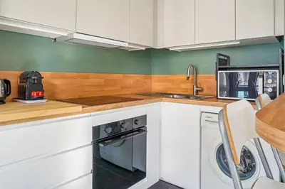 Cuisine ou kitchenette dans l'établissement Superbe apt Lyon 8ème Terrasse parking privé