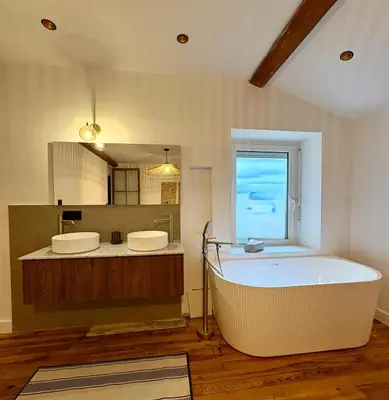 Salle de bains dans l'établissement Maison de campagne Dombes - 6 personnes