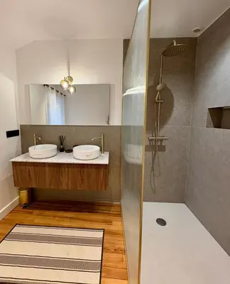 Salle de bains dans l'établissement Maison de campagne Dombes - 6 personnes