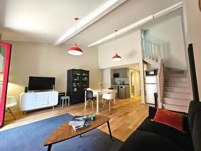 Télévision ou salle de divertissement dans l'établissement Domaine de la Ferrière, Loft avec Jardin -Climatisation- Parc 3 hectares