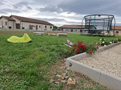Jardin de l'établissement Landperle, idéal pour les familles et amis