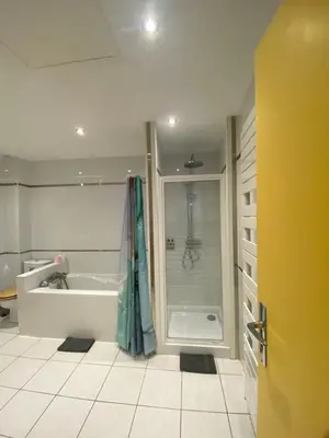 Salle de bains dans l'établissement ElégAnse, maison spacieuse, proche de Lyon