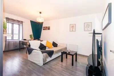 Télévision ou salle de divertissement dans l'établissement Chic Stopover L'Olivier City Center & Flavors