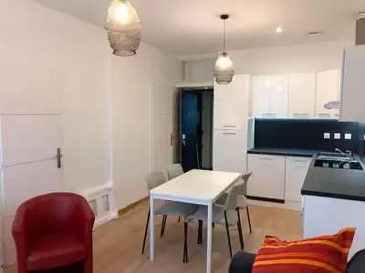 Cuisine ou kitchenette dans l'établissement Bel appartement