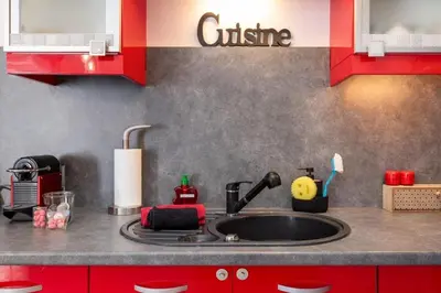 Cuisine ou kitchenette dans l'établissement Urban refuge private garden, close to Part Dieu station