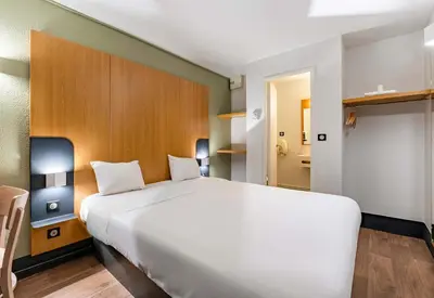 Un ou plusieurs lits dans un hébergement de l'établissement B&B HOTEL Saint-Etienne La Terrasse
