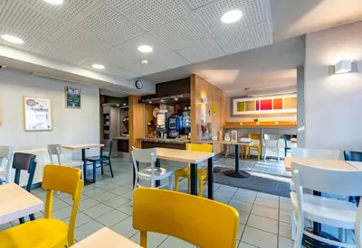 Restaurant ou autre lieu de restauration dans l'établissement B&B HOTEL Saint-Etienne La Terrasse