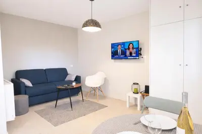 Télévision ou salle de divertissement dans l'établissement Studio cosy avec jardin privé - Climatisation