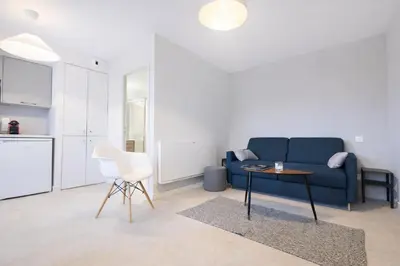 Coin salon dans l'établissement Studio cosy avec jardin privé - Climatisation