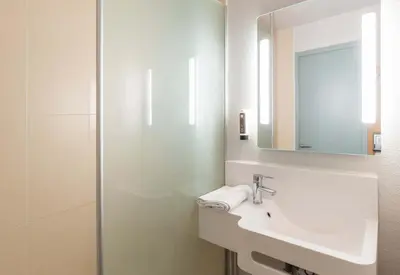 Salle de bains dans l'établissement B&B HOTEL Lyon Grand Stade Meyzieu